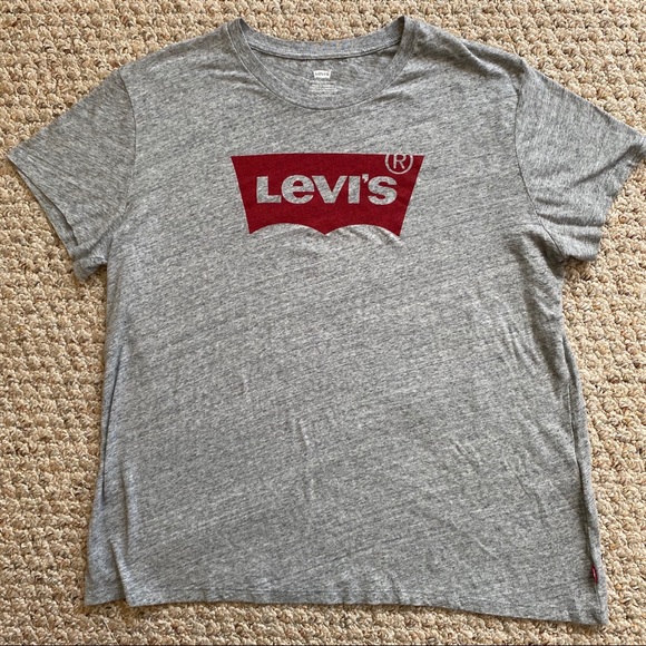 Levi's Tops - 🌼LAST CHANCE🌼Levi’s graphic T-shirt